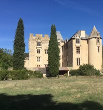 Visite guidée du château et de son parc, classés Monuments historiques, collection de céramique de Monaco, exposition véhicules anciens